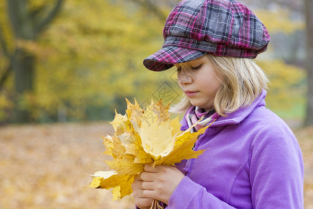 秋天简单女孩一个可爱小女孩的秋天肖像喜悦蓝色微笑幸福帽子孩子女孩童年快乐姿势背景