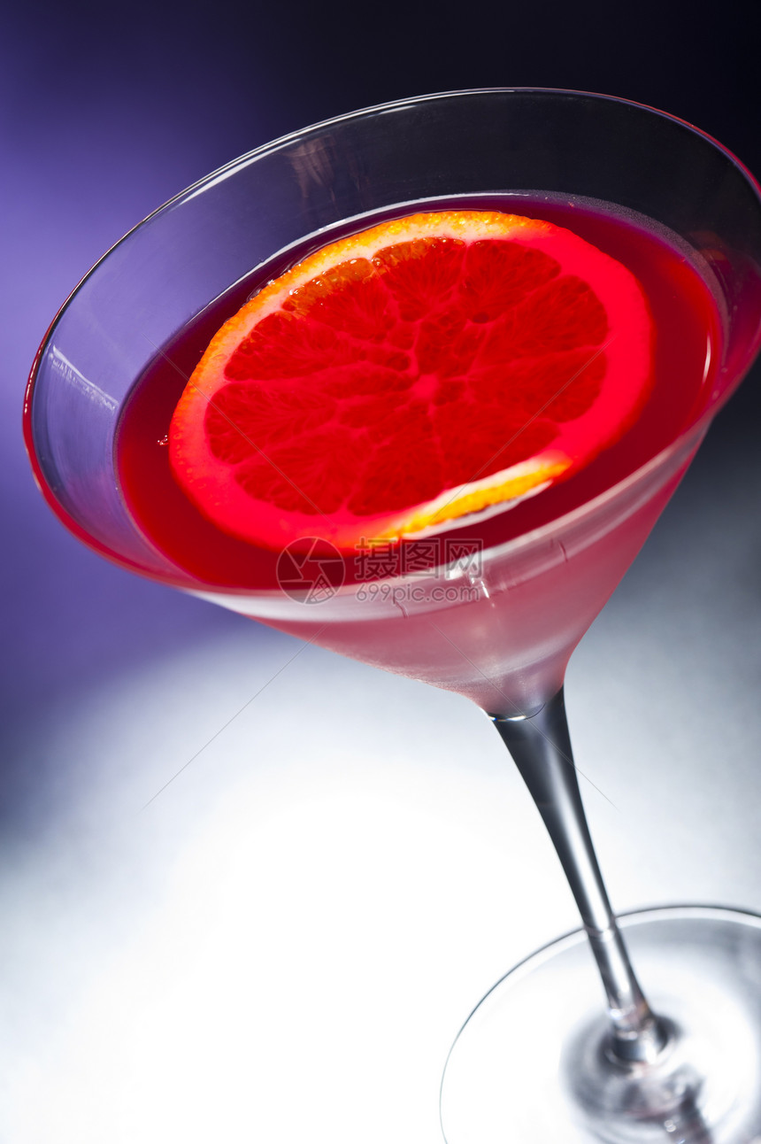 内格罗尼鸡尾酒红色派对果汁水果玻璃橙子柠檬反射图片