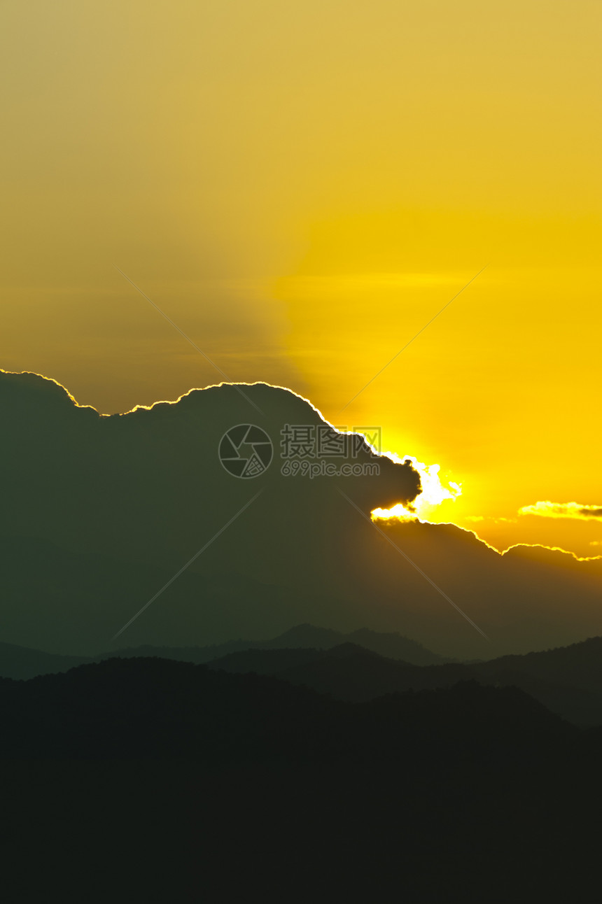 日落在山后面太阳山脉极限水平橙子光线黄色地形薄雾天空图片