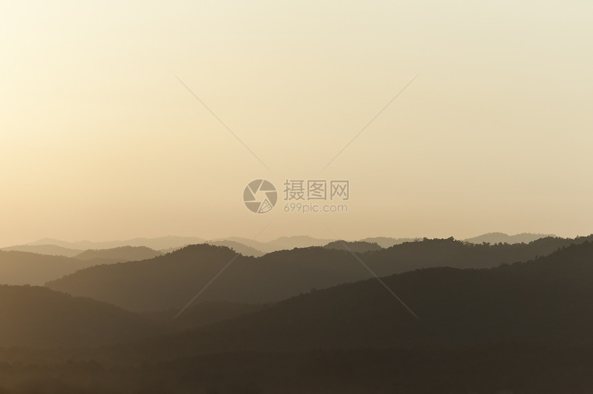 日落在山后面极限天空水平背光顶峰太阳光线黄色山脉风景图片