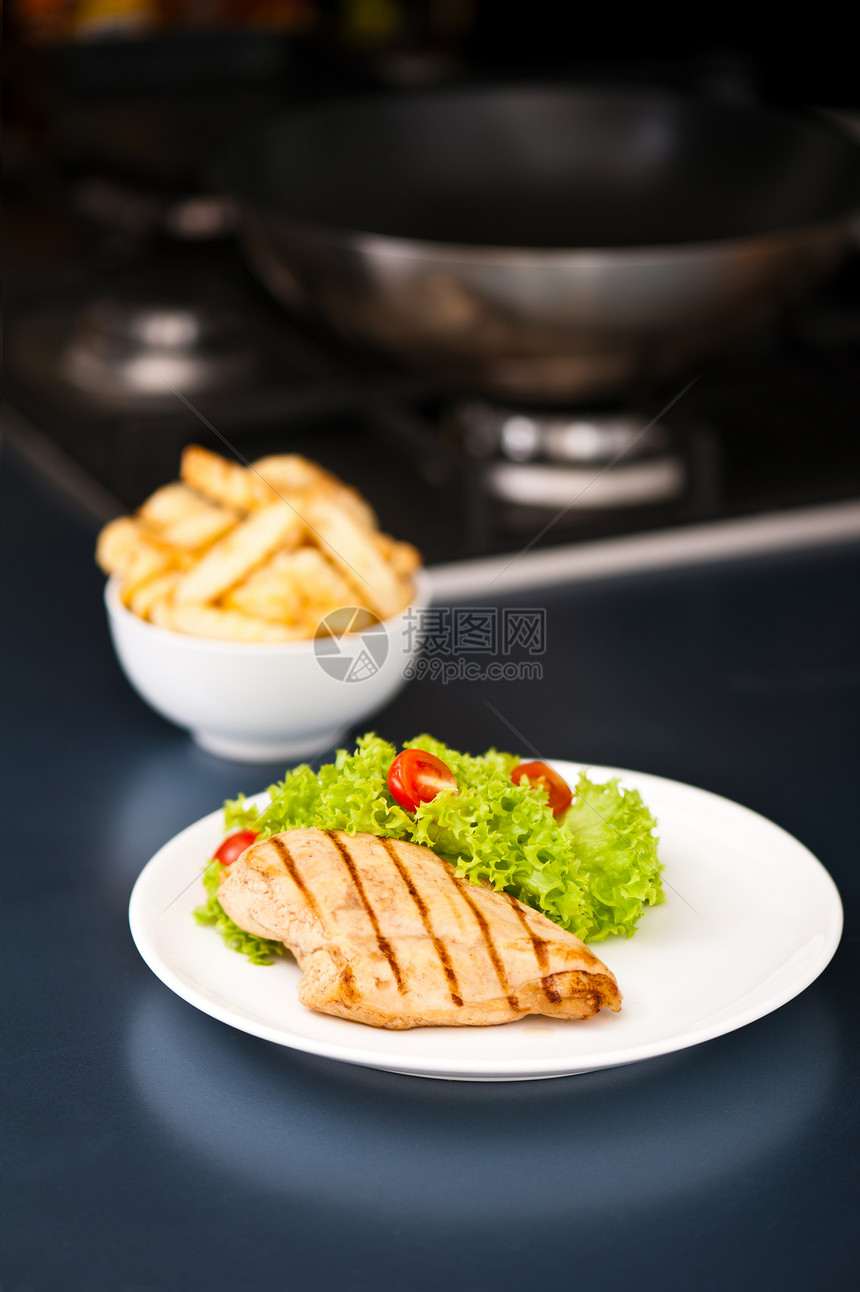 鸡肉 薯条和沙拉营养午餐桌子餐厅美食菜肴炙烤蔬菜厨房食物图片