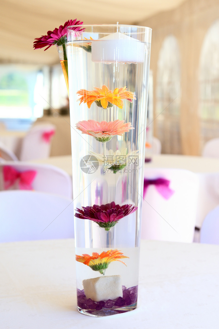 婚礼的装饰接待紫色庆典桌子客人环境火焰花束玻璃蜡烛图片