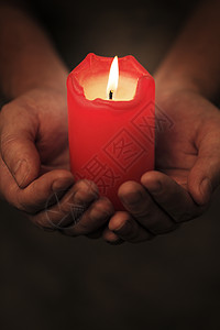 点一根蜡烛燃烧杯状火焰红色背景图片