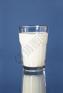 牛奶奶饮料白色玻璃背景图片