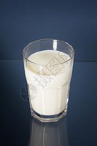 牛奶奶玻璃饮料白色反射蓝色背景图片