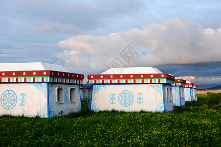 草地上的蒙古人帐篷天空白色蒙古包旅行建筑学花朵戈壁文化公园游牧民族乡村的高清图片素材
