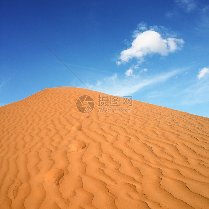沙漠中的云图片