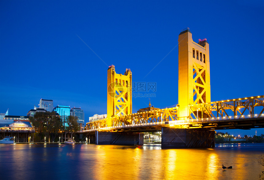 萨克拉门托的金色盖子吊桥日落铆钉黄色天空运输金子工程市中心建筑学首都图片