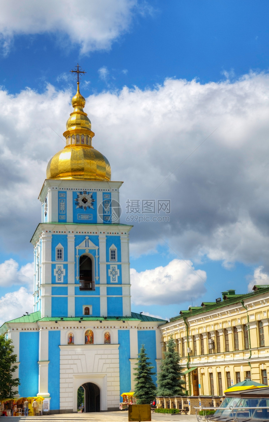 乌克兰基辅圣迈克尔修道院的贝尔塔钟楼宗教长椅教会寺庙公园圆顶历史建筑学天空图片