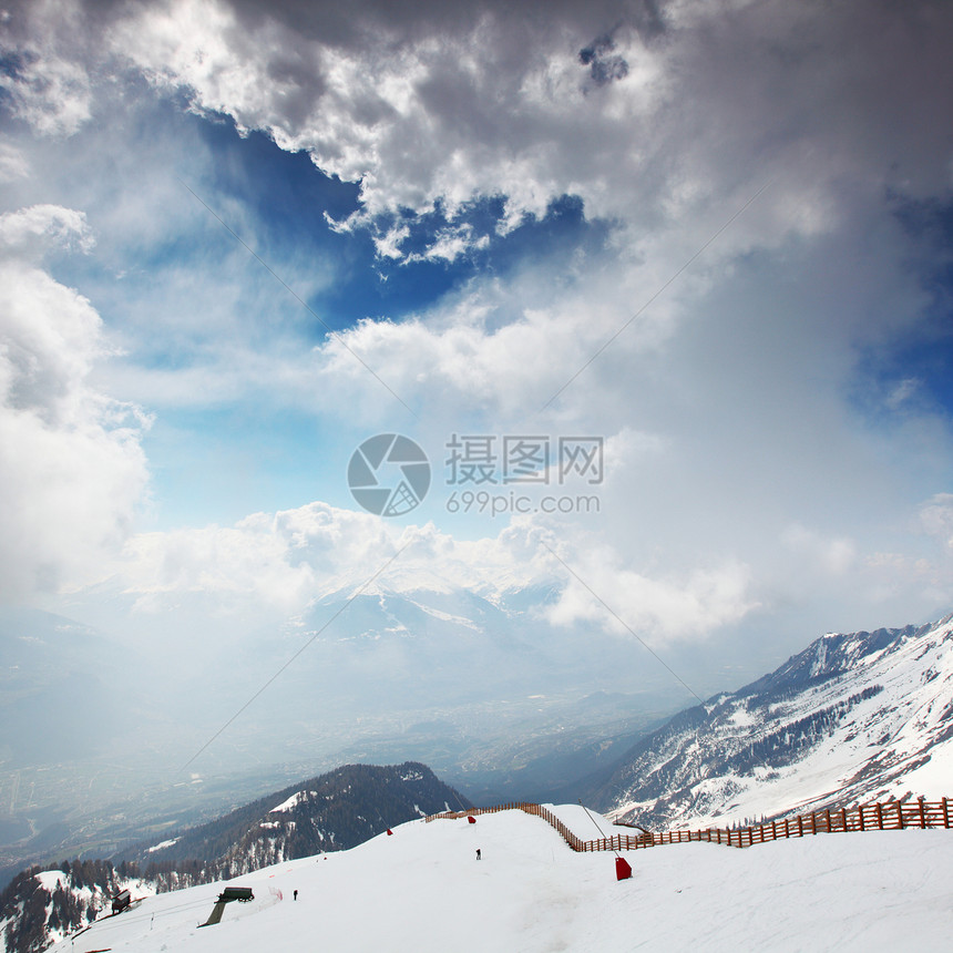 山上有高山高度太阳阳光顶峰云杉全景阴霾冻结小路蓝色图片