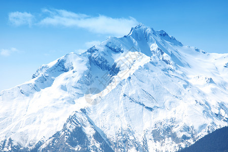 山上有高山松树冰川太阳暴风雪阴霾顶峰高度云杉滑雪板蓝色背景图片