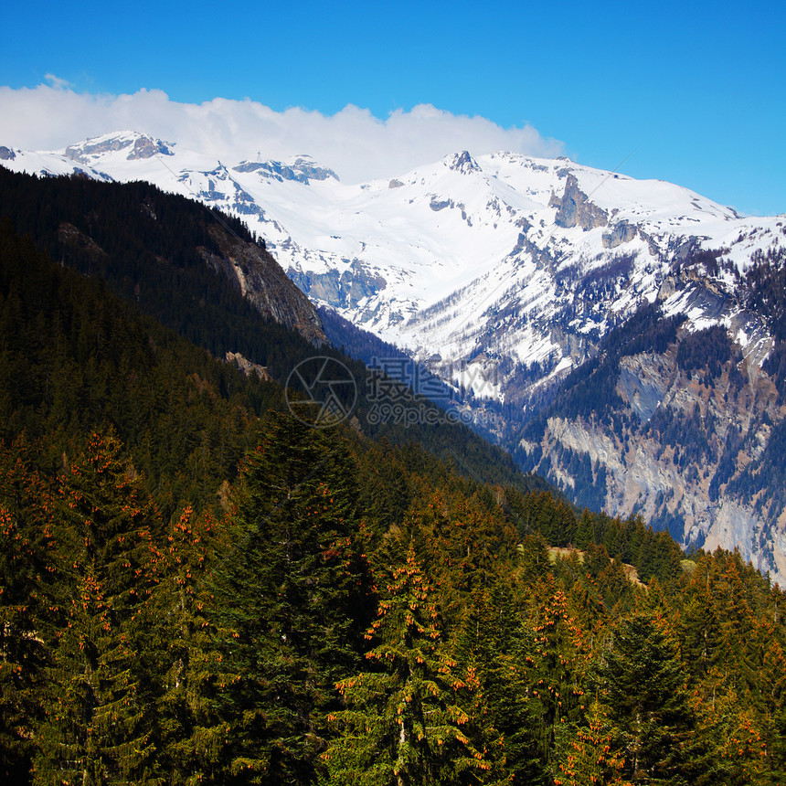 弹簧振动体天空旅行石头顶峰高山国家自由蓝色旅游风景图片