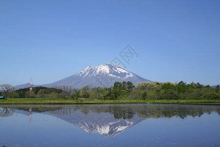 伊瓦特山和牧区景观场地国家田园天空蓝天农场蓝色村庄绿色背景图片