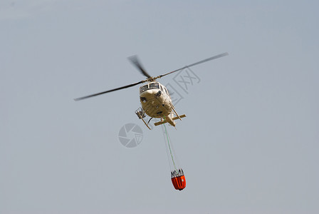 飞行中的消防员直升机背景图片