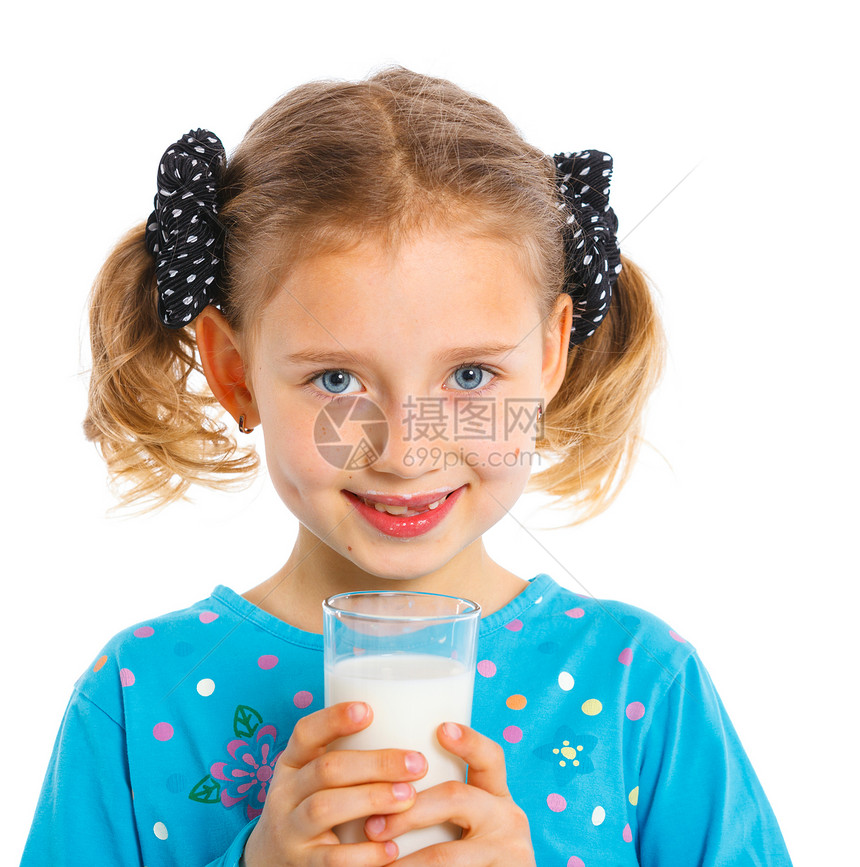 有牛奶的女孩女性童年幸福活力孩子乐趣喜悦玻璃育儿蓝色图片