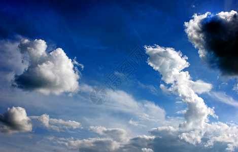 美丽的蓝天空上的蓝色白云背景图片
