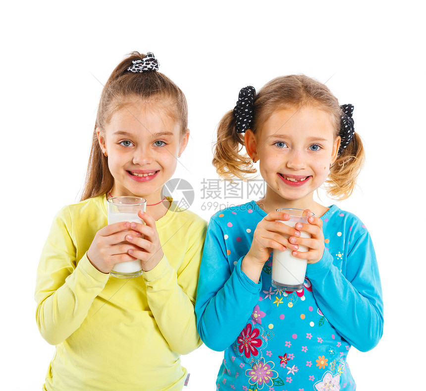 两个有牛奶的女孩活力乐趣孩子喜悦育儿童年女儿女性食物眼睛图片