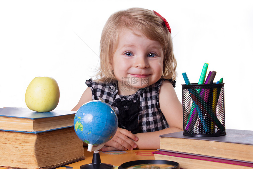 女孩坐在桌边的书本和地球的女孩笔记本婴儿孩子教育童年意义家庭学习金发世界图片