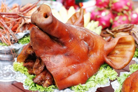 煮猪头蒙皮市场午餐营养烘烤鼻子小猪仪式炙烤美食高清图片