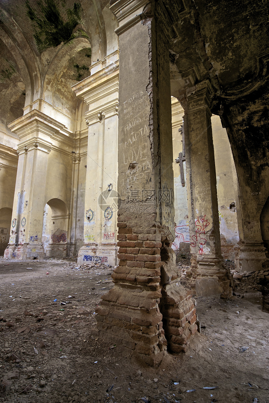 在废墟中的教堂室内拍摄曲线精神石头宗教柱子建筑教会城堡入口网关图片