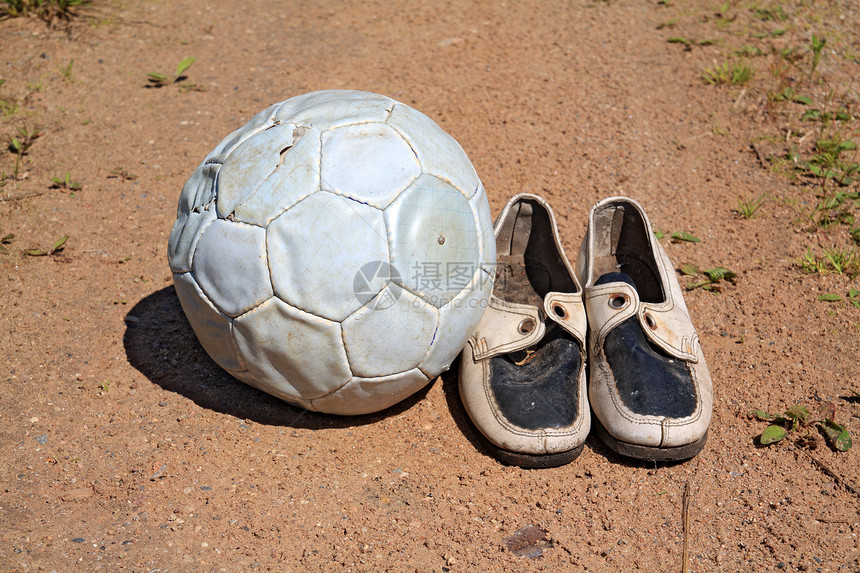 农村公路上的破鞋力量衣服运动竞赛团队袜子草地场地游戏愿望图片
