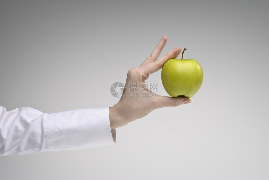 女人握着苹果的手维生素商业保健果味饮食蔬菜手指小吃水果营养图片