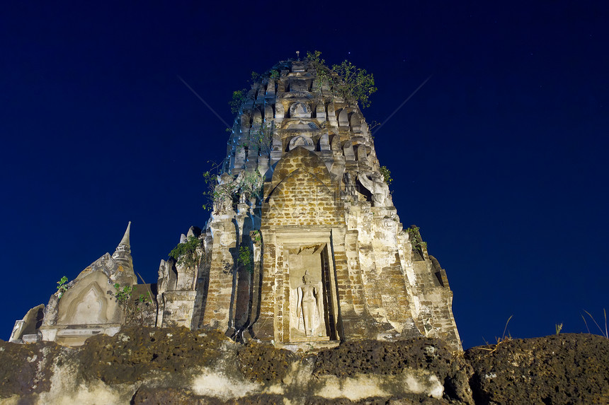 古寺庙的废墟游客历史建筑树木遗产旅行热带历史性图片