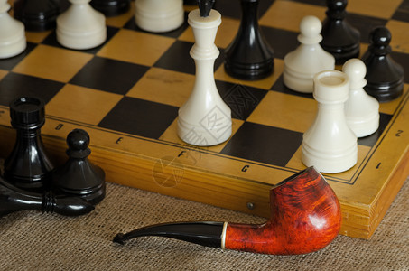 象棋木板国际棋子塑料运动游戏古董棋王主教烟斗背景图片