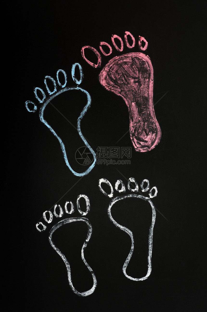在黑板背景上用粉笔绘制的脚印符号图片