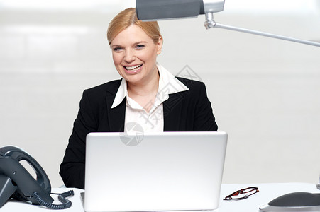 从事工作的漂亮商业妇女老板公司经理电话数据女性互联网秘书管理人员眼镜办公桌高清图片素材