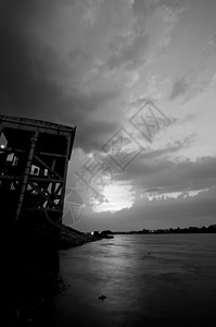 河 海陆和大湖天空航程日落渔夫旅行旅游运输风景血管太阳背景图片
