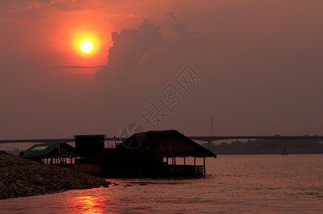 河 海陆和大湖渔夫游客天空航程日落村庄旅行太阳风景旅游背景图片