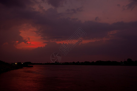 河 海陆和大湖运输村庄航程旅行游客旅游日落天空码头血管背景图片