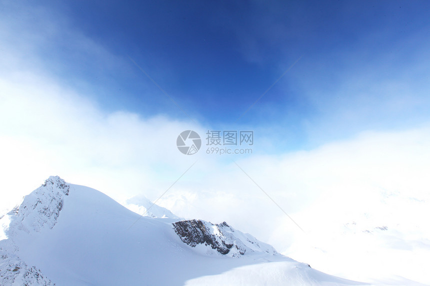平面顶部爬坡旅行阳光高山运动蓝色冻结顶峰远足岩石图片
