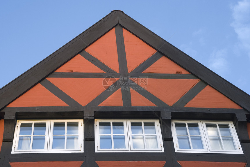 一座巴伐利亚人的房屋的屋顶住宅晴天建筑蓝色窗户黑色小屋红色建筑学天窗图片