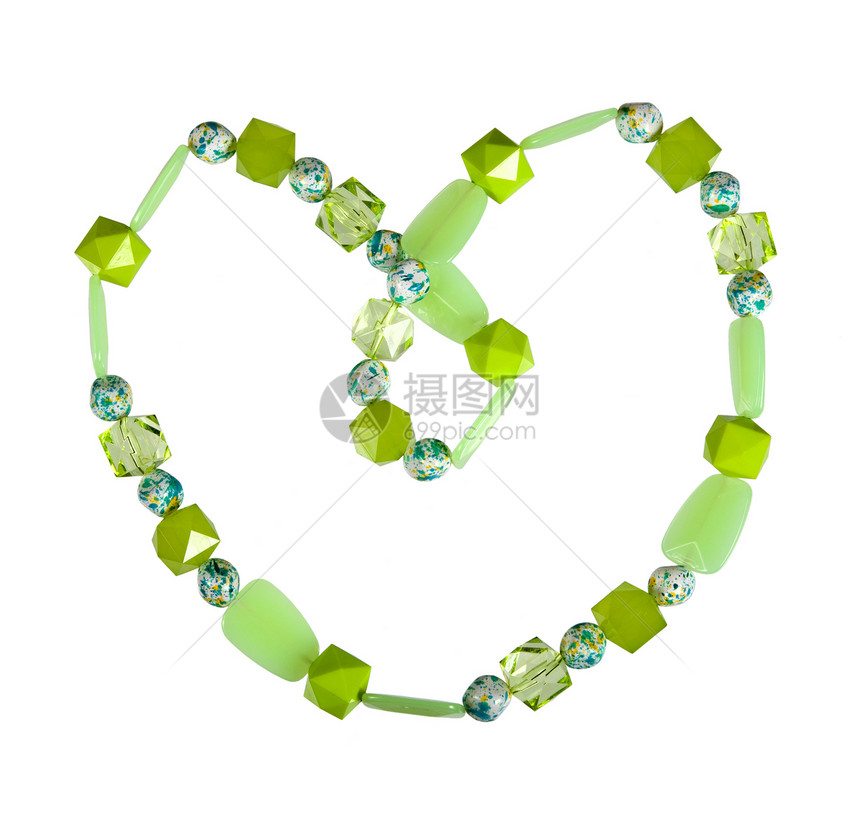 白色背景上的绿玻璃珠子图片