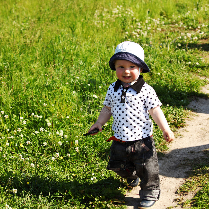 青草中的男孩草地喜悦儿子天空木头蓝色婴儿乐趣场地眼睛图片