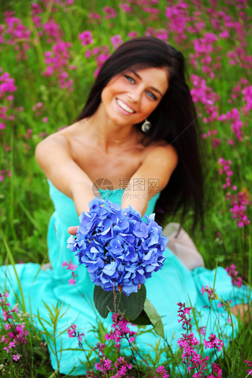 妇女在花田中幸福裙子蓝色喜悦头发黑发场地公园图片