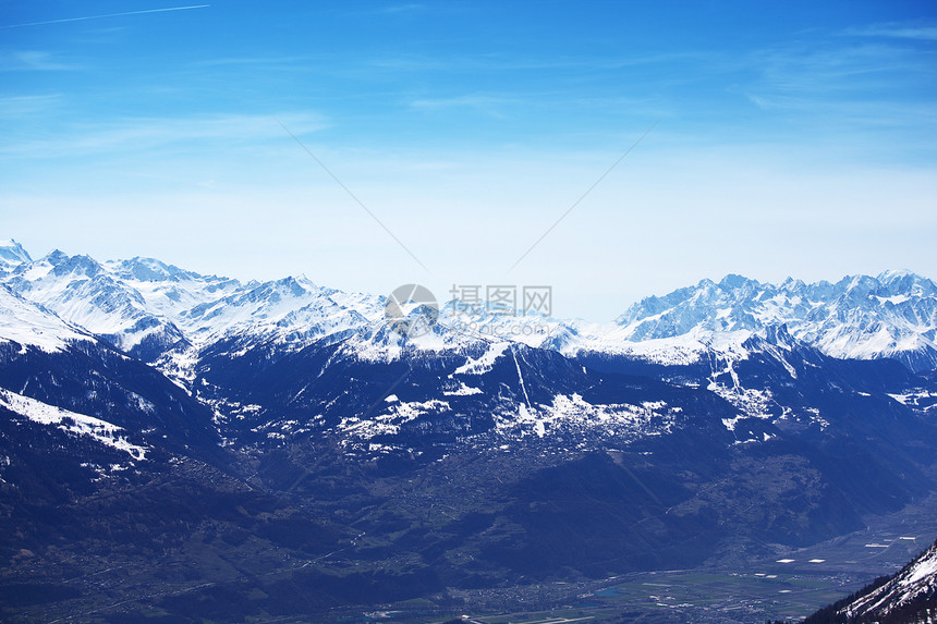 山上有高山高度阴霾全景太阳阳光冻结松树云杉顶峰蓝色图片