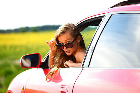 妇女乘坐红色车销售旅行波浪眼睛运输车辆女孩快乐汽车奢华背景图片
