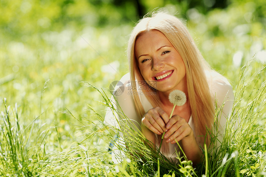 与有衣女的少女微笑快乐生活享受植物成人幸福金发女郎女孩自由图片