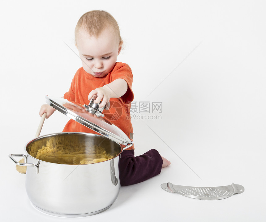 婴儿和大烹饪锅背景营养品饮食面条儿童孩子勺子中性煮锅食物图片