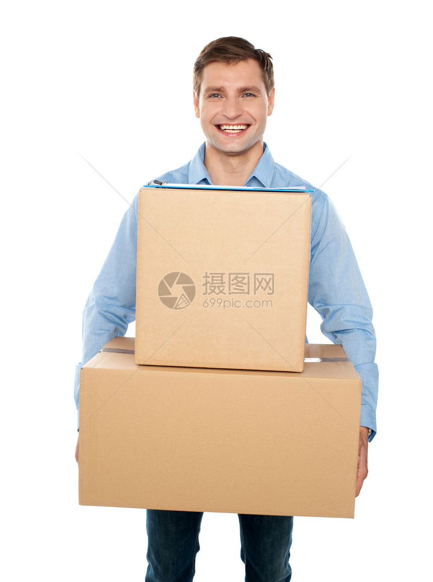 持有纸板盒的青年男子纸箱服装微笑包装快乐男性盒子男人成人工作图片