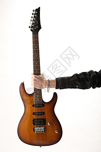 白色背景的吉他手摇滚明星风格音乐家摇滚乐音乐男士电吉他年轻人流行音乐家背景图片