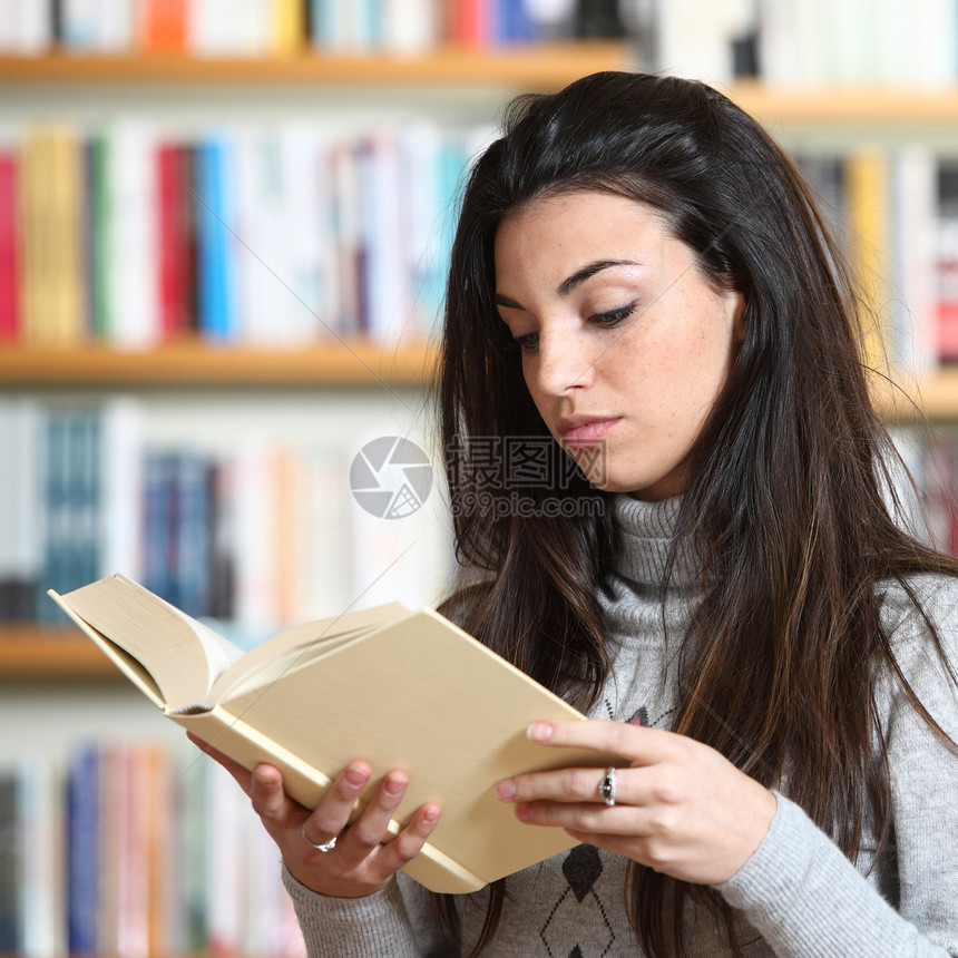 女学生在图书馆读书的情况学生书架教育女孩校园店铺青少年科学大学文学图片