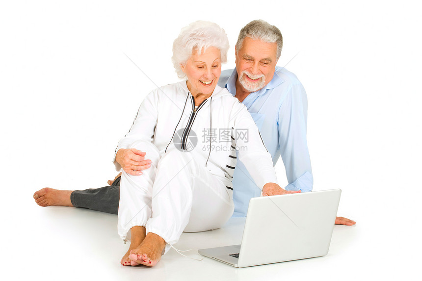 使用膝上型电脑的老年夫妇胡须夫妻互联网通讯咨询按摩成年人赤脚笔记本技术图片