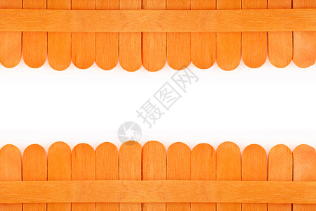 白色空间背景的橙木木栅栏背景图片