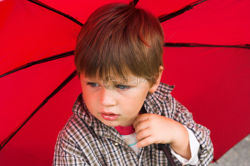 红雨伞男孩图片