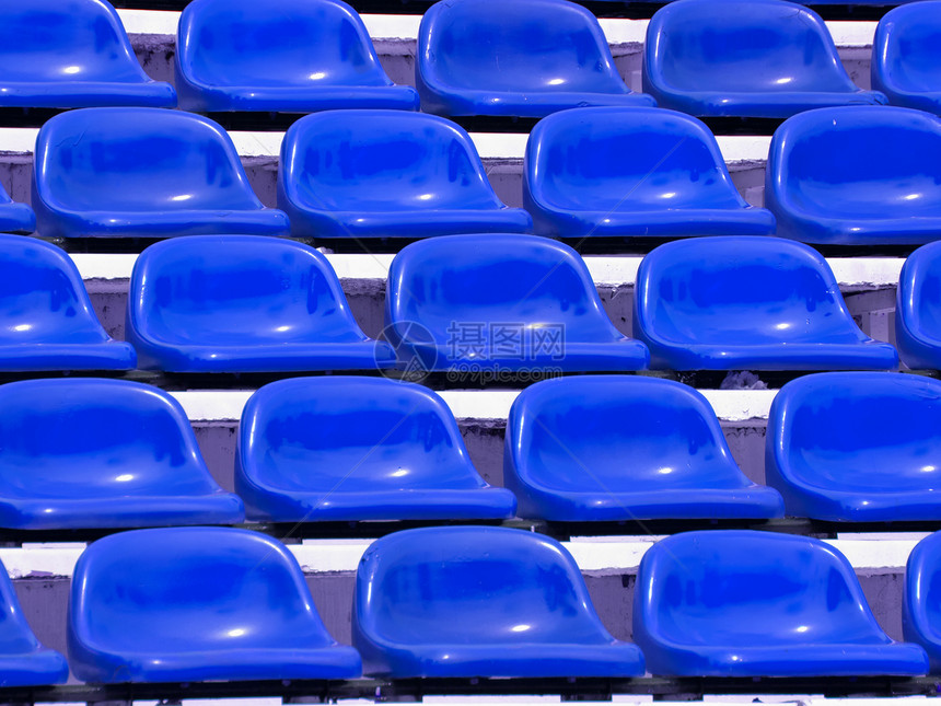 体育场中的蓝色正常座位长椅楼梯足球空白游戏水平椅子塑料看台橙子图片