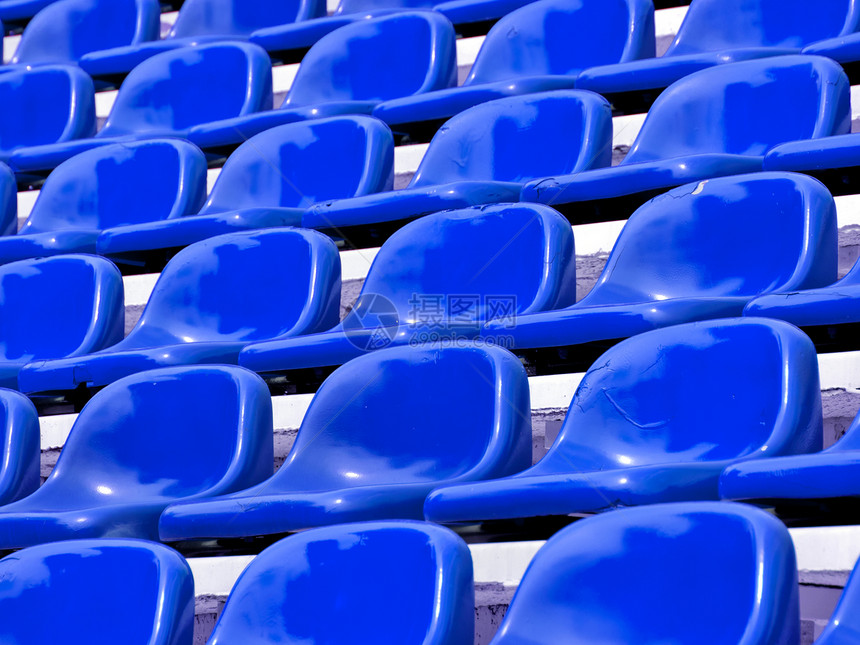 体育场中的蓝色正常座位运动塑料长椅水平椅子空白足球楼梯民众数字图片